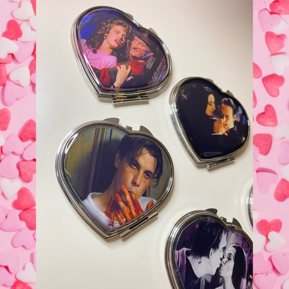 🛍️NEW Heart Horror Movie Compact Mirror | The Munsters - Picture 5 of 9